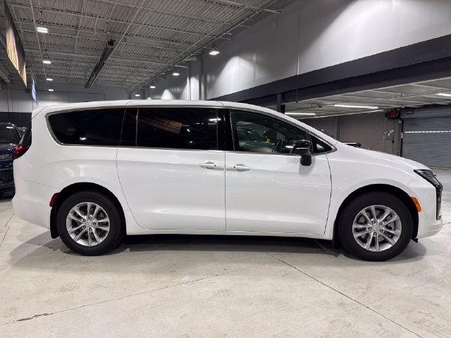 New 2027 Chrysler Pacifica Select w/ Family Tech Group AWD/4WD image 7