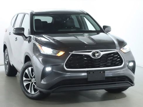 Used 2023 Toyota Highlander Limited image 2