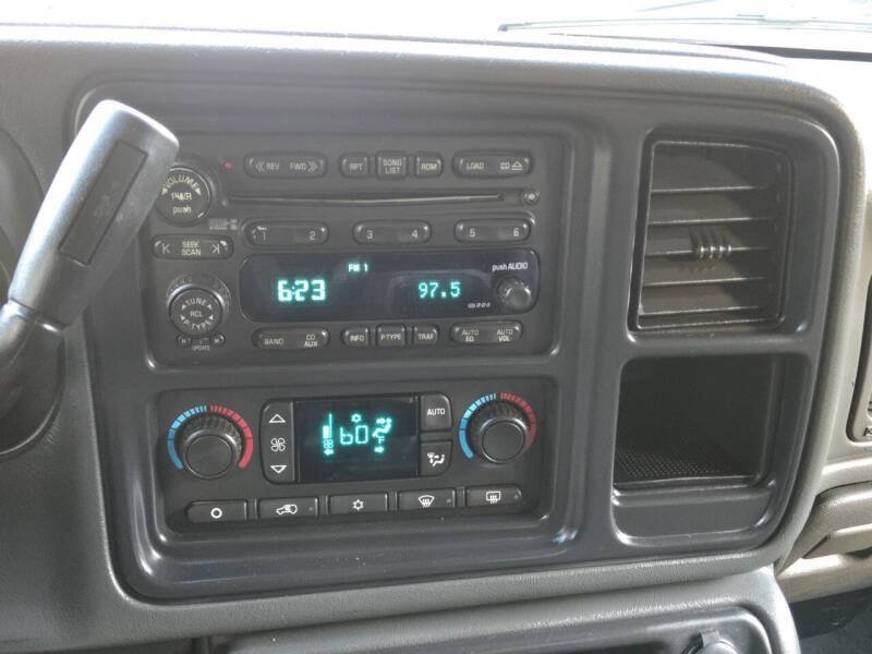 Used 2004 Chevrolet Avalanche Z71 w/ Sun And Sound Package AWD/4WD image 17