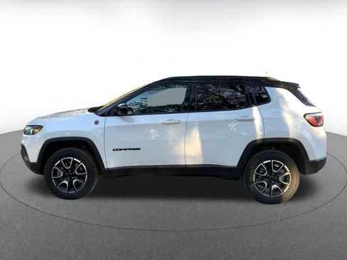 Used 2025 Jeep Compass Trailhawk image 4
