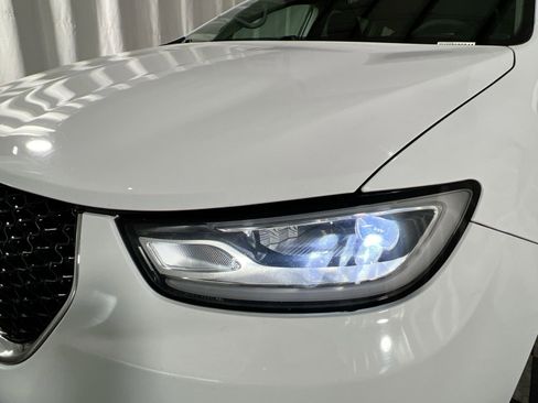 Used 2022 Chrysler Pacifica Touring-L image 11