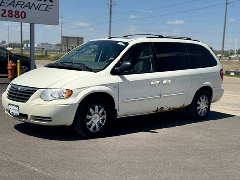 Used 2007 Chrysler Town & Country Touring FWD image 34