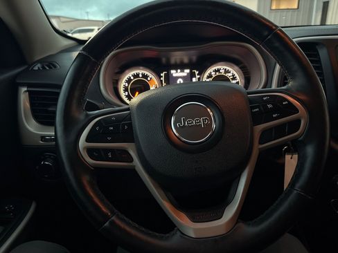 Used 2017 Jeep Cherokee Sport FWD image 14