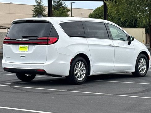 Used 2024 Chrysler Pacifica Touring-L FWD image 11