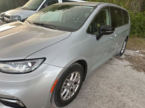 Used 2024 Chrysler Pacifica Touring-L image 1