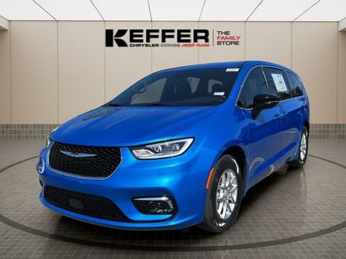 New 2026 Chrysler Pacifica Select image 1