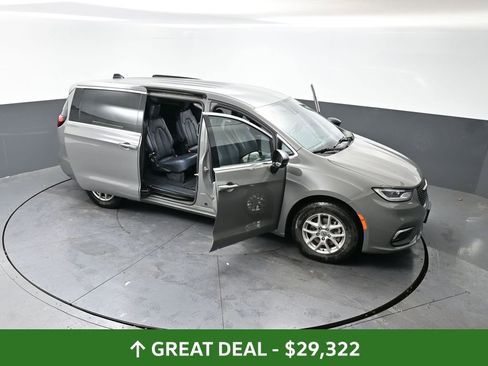 Used 2025 Chrysler Pacifica Select image 60