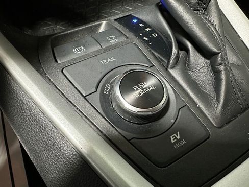 Used 2021 Toyota RAV4 LE image 14