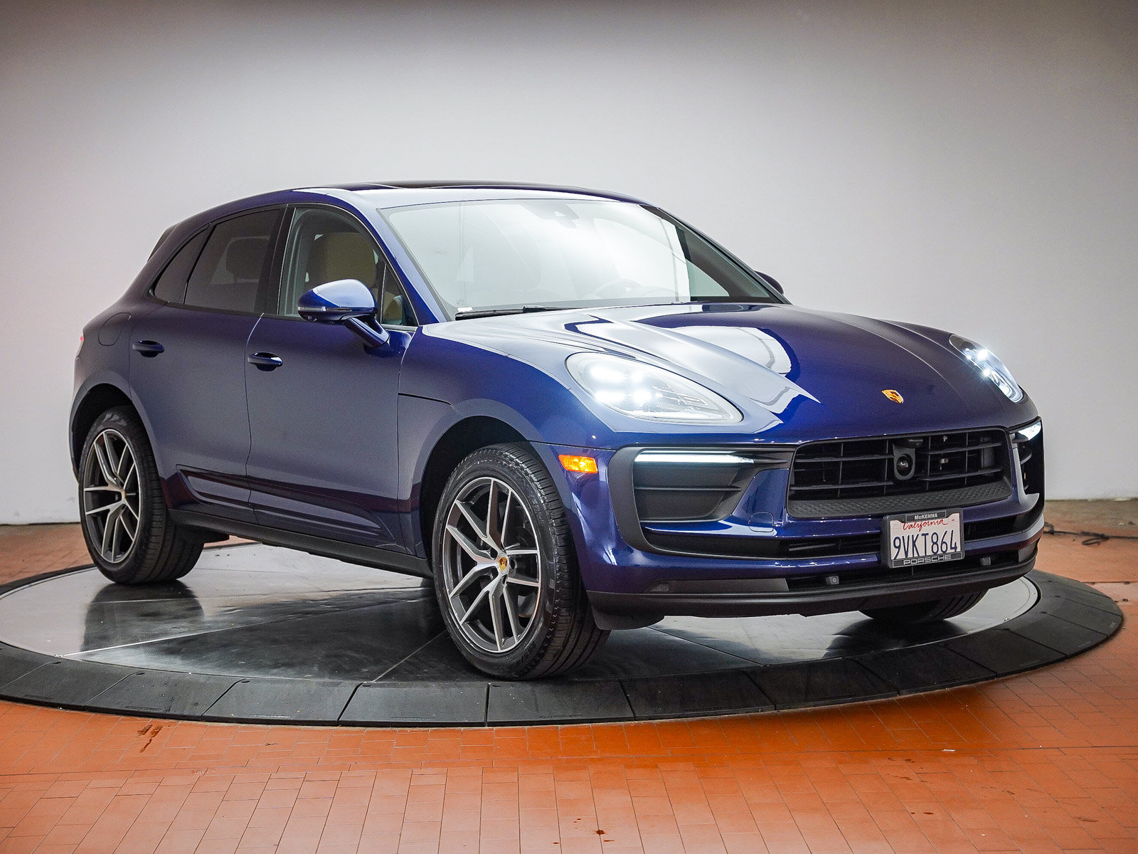 Certified 2025 Porsche Macan AWD/4WD image 10