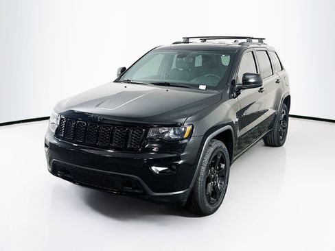 Used 2018 Jeep Grand Cherokee Laredo image 3