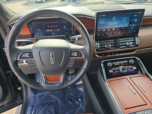 Used 2024 Lincoln Navigator Reserve image 18