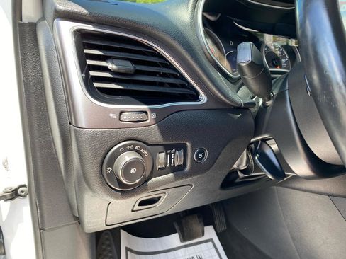 Used 2019 Jeep Cherokee Limited AWD/4WD image 18