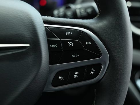 Used 2025 Chrysler Pacifica Select FWD image 34