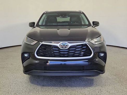 Used 2024 Toyota Highlander XLE FWD image 3