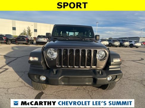 Used 2021 Jeep Gladiator Sport image 4