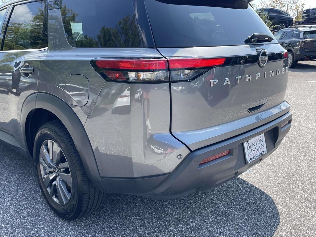 Used 2025 Nissan Pathfinder SV FWD image 12