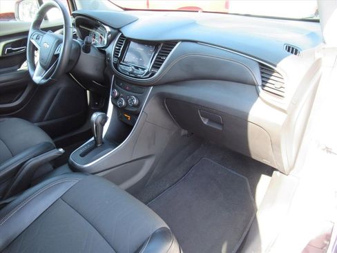 Certified 2022 Chevrolet Trax LT w/ LT Convenience Package image 9