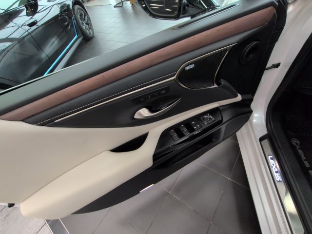 Used 2025 Lexus ES 350 Ultra Luxury w/ Accessory Package (Z2) FWD image 15
