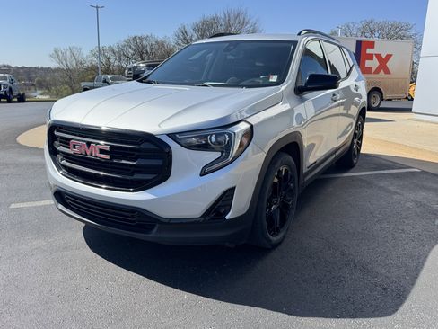 Used 2021 GMC Terrain SLT w/ Infotainment Package II FWD image 2