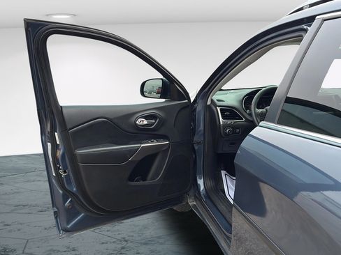 Used 2019 Jeep Cherokee Latitude w/ Popular Appearance Group FWD image 27