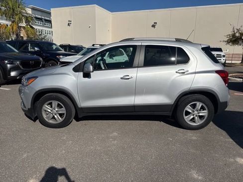 Used 2021 Chevrolet Trax LT w/ LT Convenience Package image 6