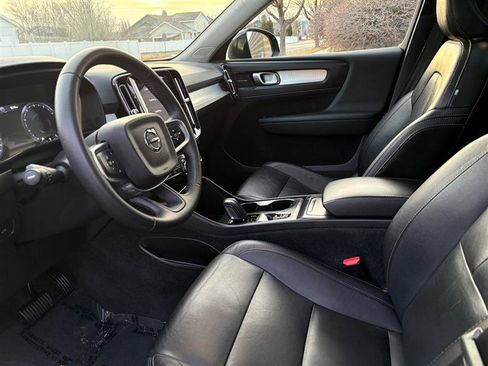 Used 2021 Volvo XC40 T5 Momentum w/ Premium Package image 9