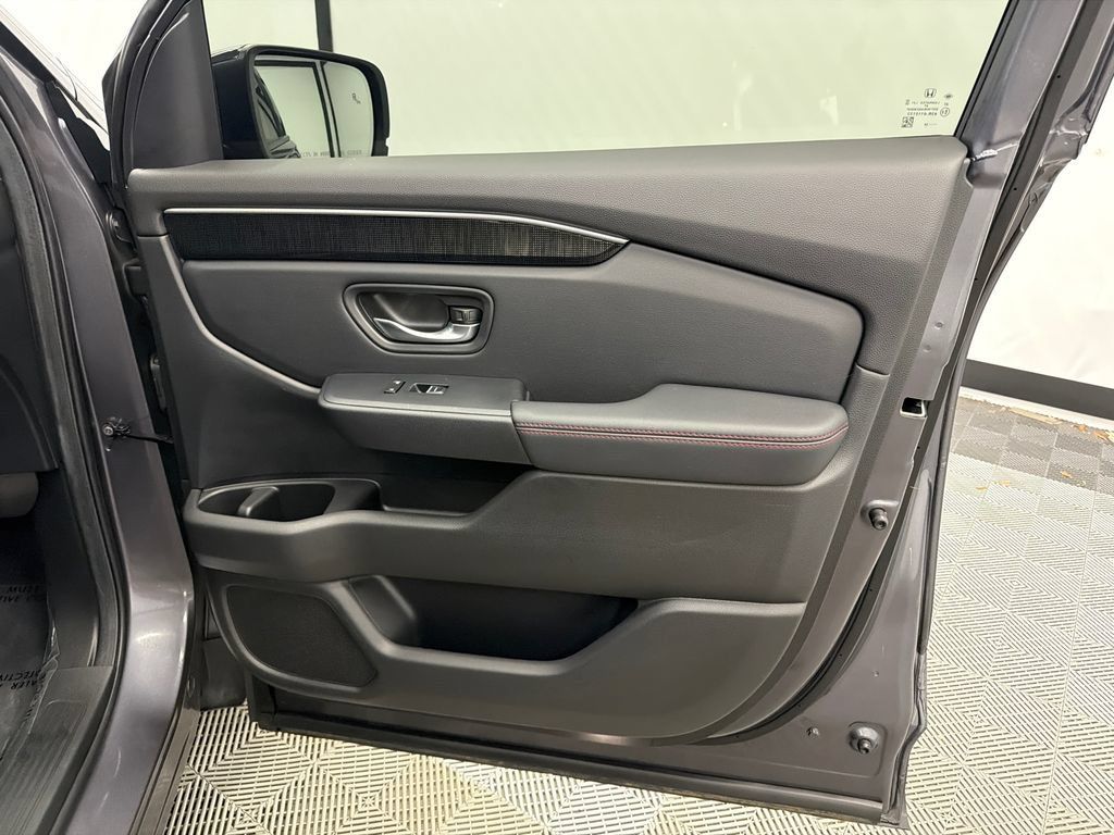 Used 2025 Honda Pilot Black Edition image 16