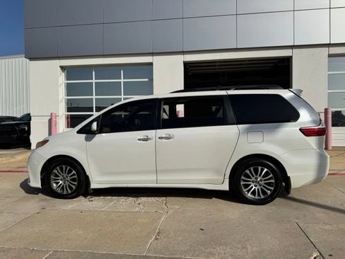 Used 2018 Toyota Sienna XLE Premium FWD image 4
