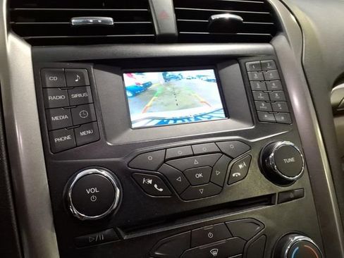 Used 2017 Ford Fusion SE FWD image 17