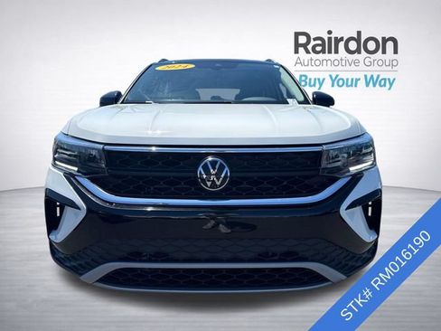 Used 2024 Volkswagen Taos SE AWD/4WD image 2