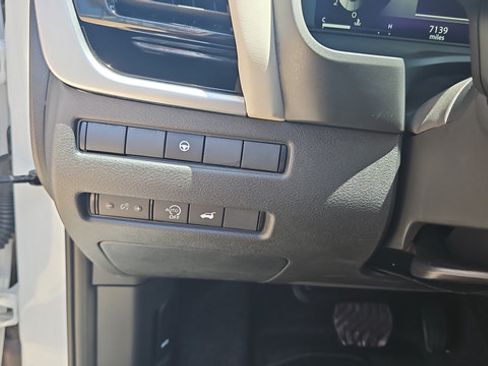 Used 2025 Nissan Rogue SL AWD/4WD image 16