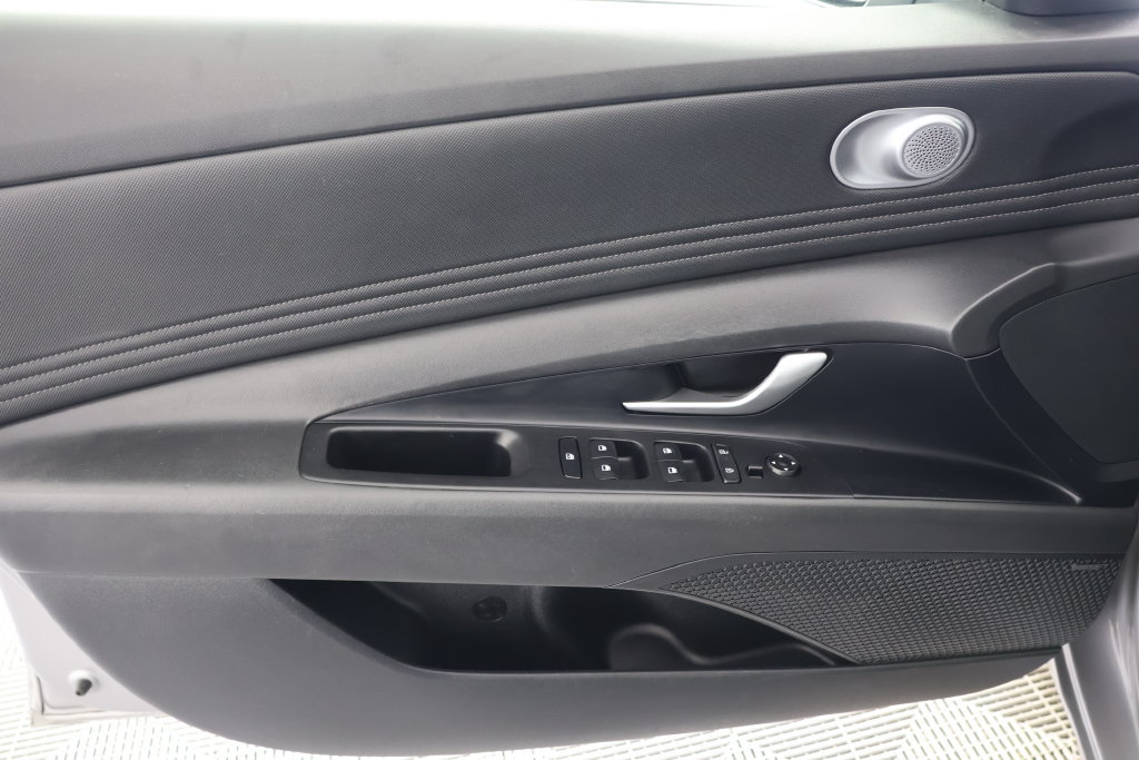 Used 2025 Hyundai Elantra Limited FWD image 26