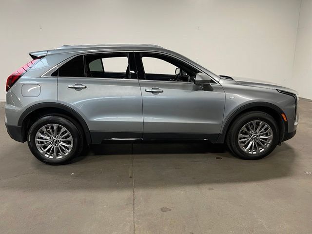 Used 2025 Cadillac XT4 Premium Luxury FWD image 2