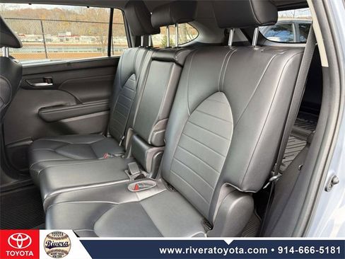 Used 2022 Toyota Highlander XLE image 16