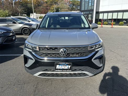 Used 2022 Volkswagen Taos SE image 3