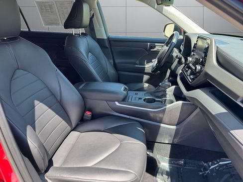 Certified 2020 Toyota Highlander XLE AWD/4WD image 17