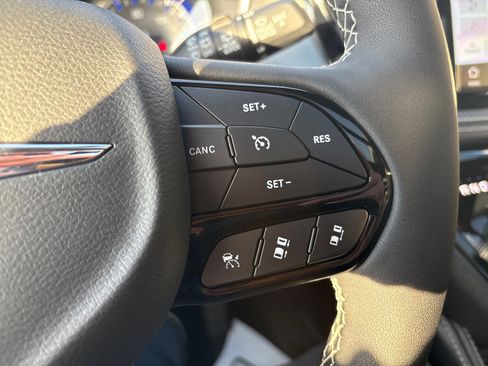 New 2026 Chrysler Pacifica Limited w/ Uconnect Theater Family Group image 17