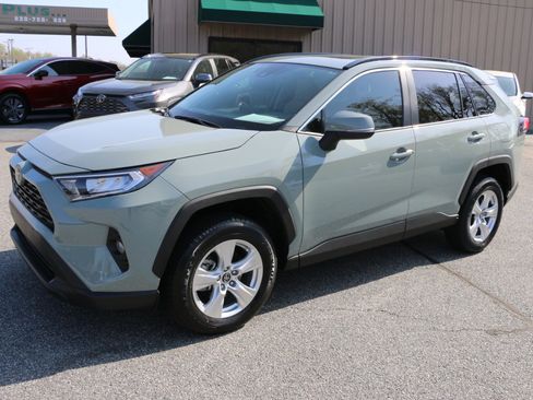 Used 2021 Toyota RAV4 XLE w/ Convenience Package image 1