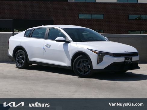 New 2025 Kia K4 LXS image 1