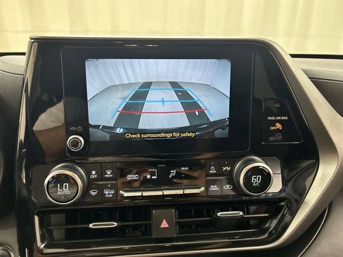 Used 2023 Toyota Highlander L AWD/4WD image 15