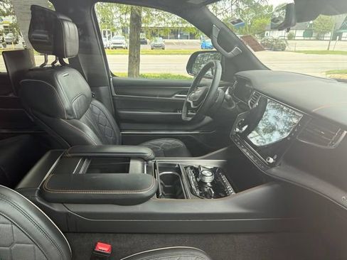 Used 2025 Jeep Grand Wagoneer Series III w/ Rear Seat Video Group 1 AWD/4WD image 5