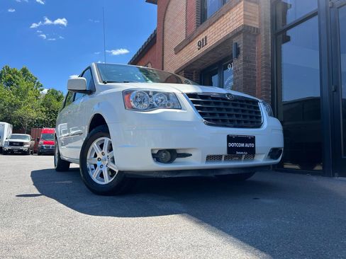 Used 2009 Chrysler Town & Country Touring FWD image 16