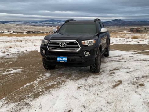 Used 2017 Toyota Tacoma Limited w/ Tow Package image 4