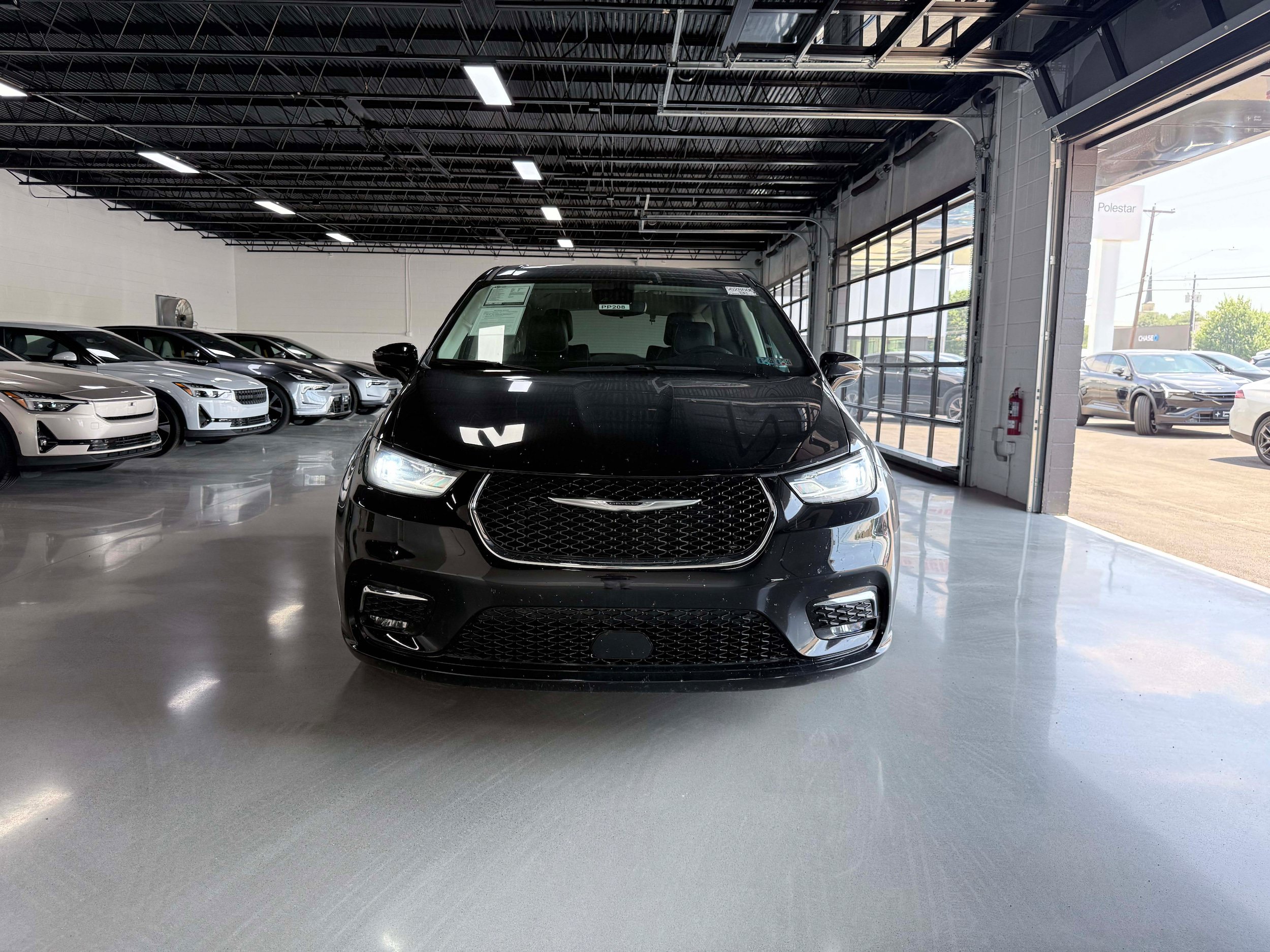 Used 2024 Chrysler Pacifica Limited FWD image 9