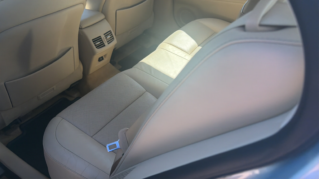 Used 2014 Lexus ES 300h w/ Luxury Package w/Bamboo Trim FWD image 26
