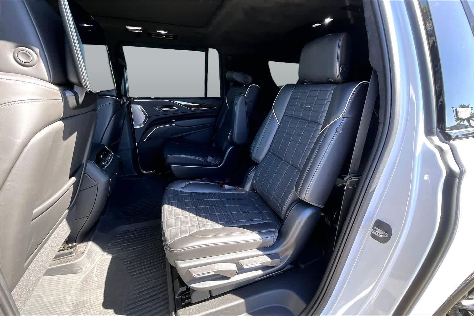 Used 2023 Cadillac Escalade ESV Sport Platinum w/ LPO, ONYX Package AWD/4WD image 19