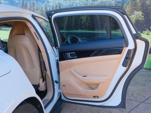 Used 2017 Porsche Panamera image 30