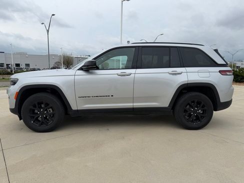 Used 2025 Jeep Grand Cherokee Altitude image 2