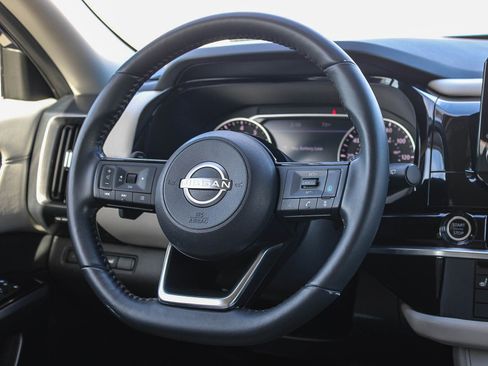 Used 2023 Nissan Pathfinder SL image 16