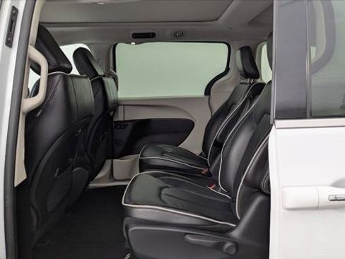 Used 2023 Chrysler Pacifica Limited FWD image 16